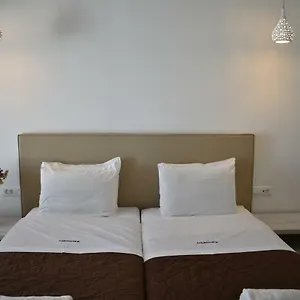 κάντε κράτηση εδώ